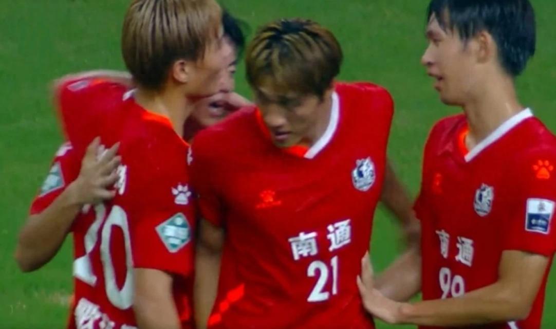 6万球迷见证！苏超联赛泰州点球4-3力克南通夺冠