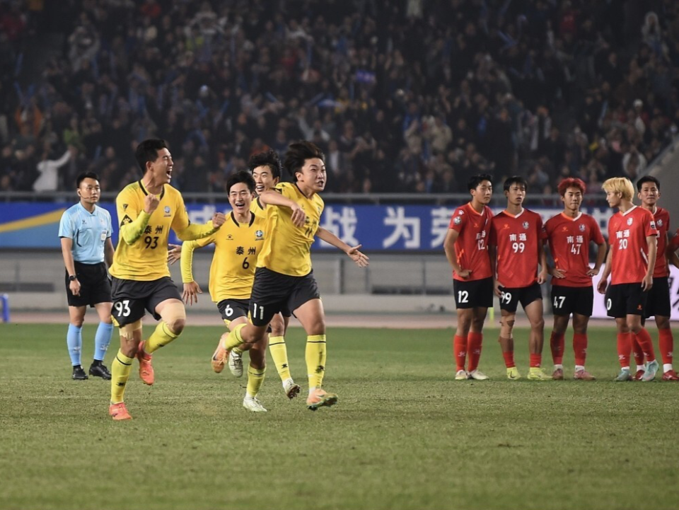 苏超奇迹！泰州常规赛第6却3场点球连胜夺冠 净胜球负仍登顶