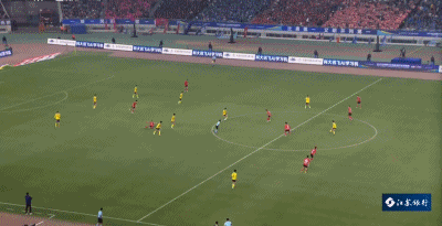 南通队任意球攻门被挡