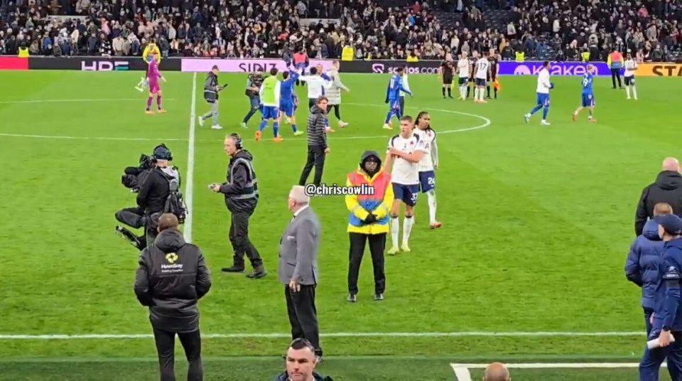 热刺0-1负切尔西后内讧升级！两将拒握手怒摔护腕，主帅尴尬呆立