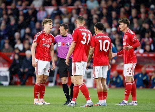 英超争议：卡塞米罗头球破门引发角球判罚风波，森林队集体抗议