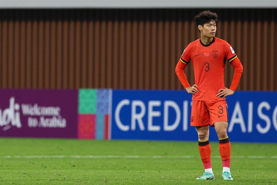 中超焦点战：20岁国足新星贺一然两场失误送3球，遭亚泰球迷怒斥挑衅