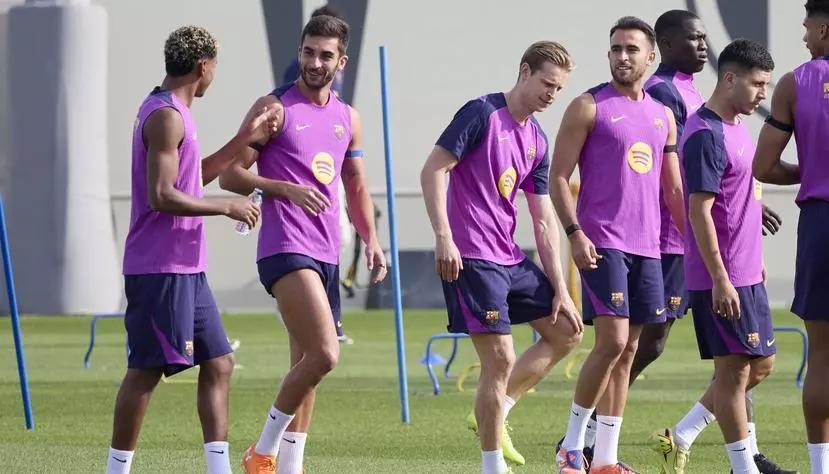 每体：塞内加尔新星马马杜-法尔重返巴萨一线队训练