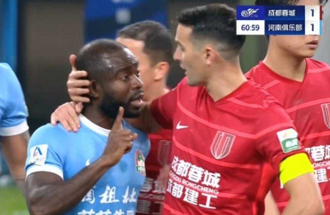 成都蓉城球迷侮辱河南外援被拘，警方通报处罚结果