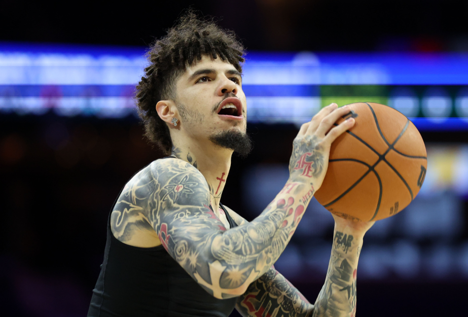 状态低迷！拉梅洛·鲍尔19投7中仅得18分，三分失准成黄蜂败因