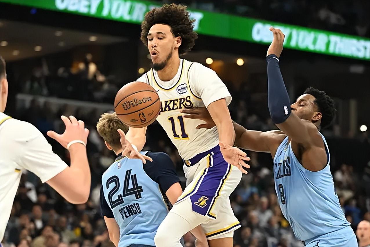 湖人替补中锋海斯临危受命，赛场表现惊艳成关键？