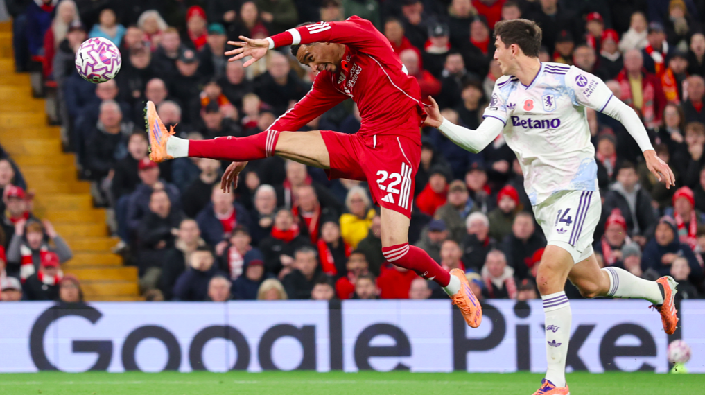 英超焦点战：萨拉赫250球里程碑助利物浦2-0胜维拉，重返前三