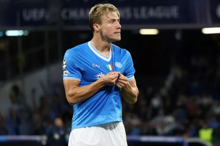 霍伊伦父亲揭秘：儿子痴迷那不勒斯，立志成为C罗式巨星