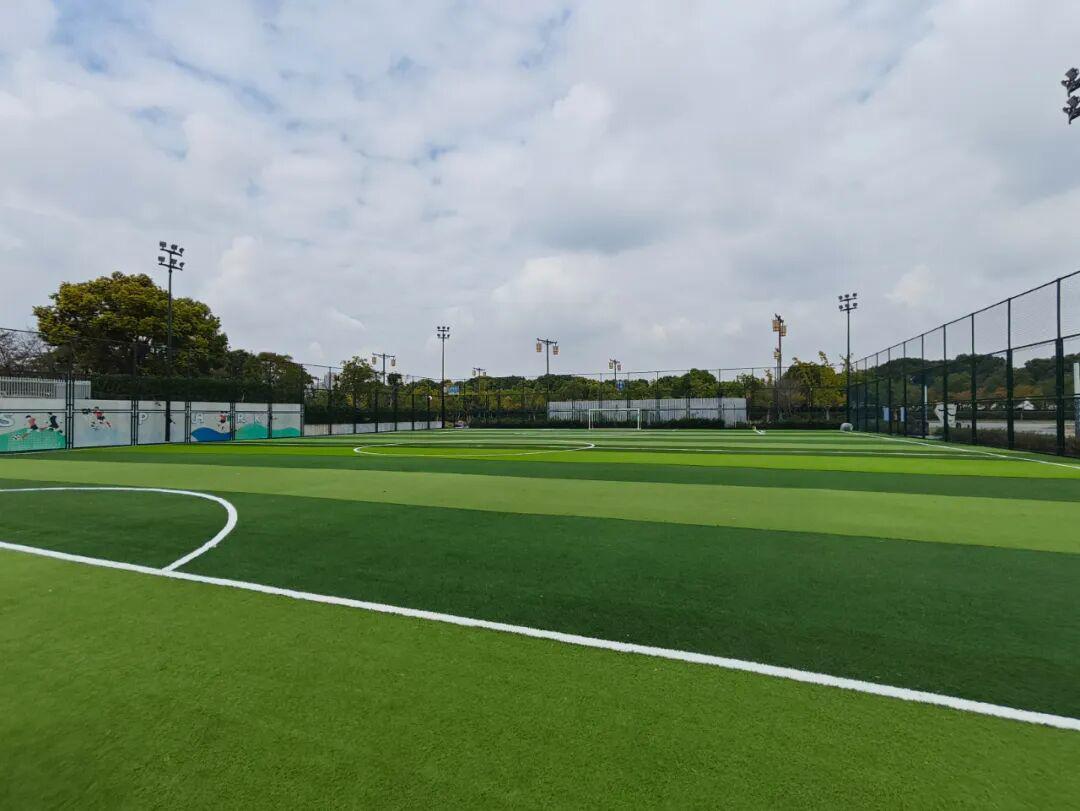 全新户外足球场11月1日正式开放，畅享绿茵激情！