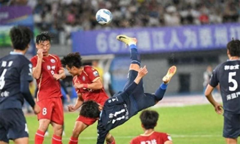 苏超赛场黑马泰州队夺冠，深蓝汽车跨界营销成焦点