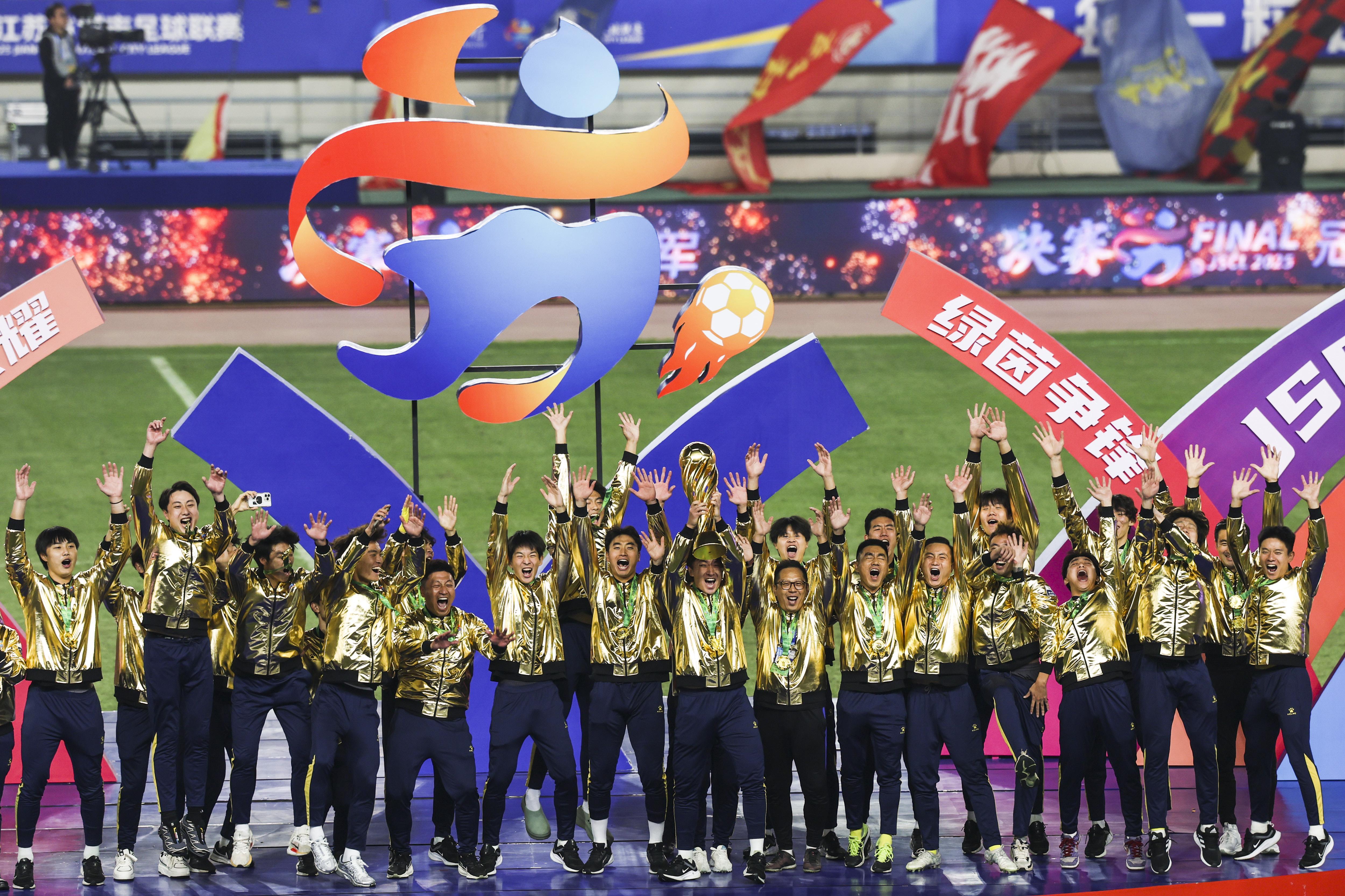 苏超联赛元年：泰州队逆袭夺冠创历史