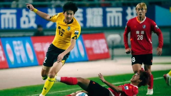 泰州队问鼎首届苏超冠军 6万观众见证历史时刻