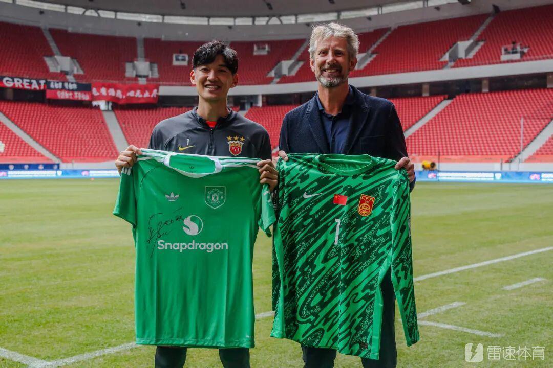 颜骏凌谈海港争冠形势：主动权在手，与偶像范德萨交流收获满满