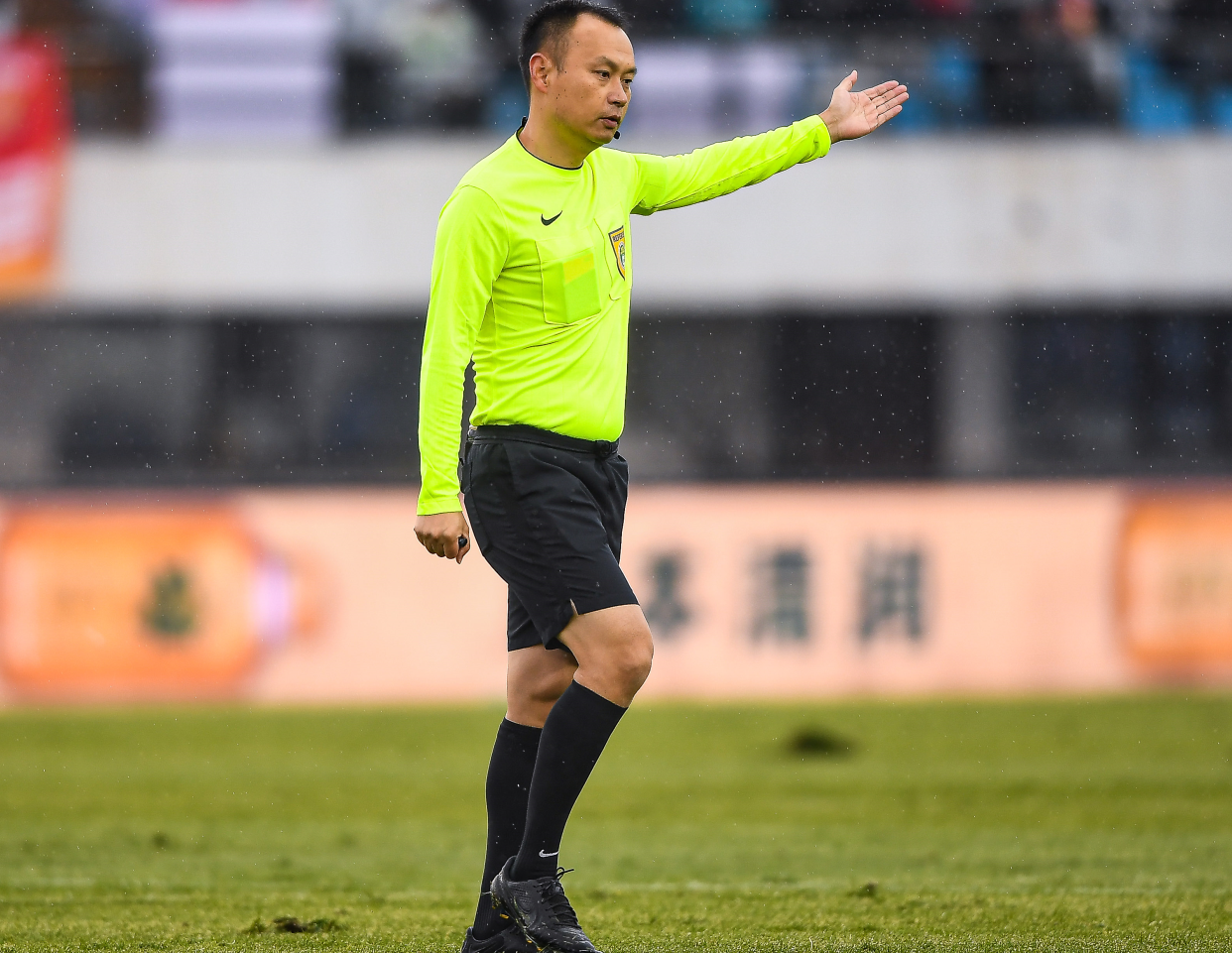 亚泰国安激战：上半场补时17分钟创纪录，点球争议耗时10分钟