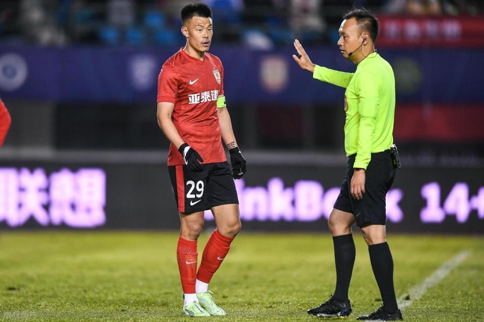 中超保级战：37岁国足名将谭龙含泪致歉，压哨进球被吹错失队史纪录