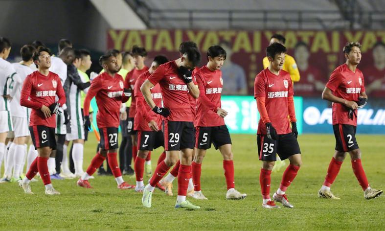 国安4-0大胜亚泰 亚泰保级形势堪忧 球迷热议苏亚雷斯与谢晖