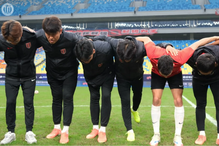 成都中超赛场两男子侮辱行为被拘，一年禁看同类赛事