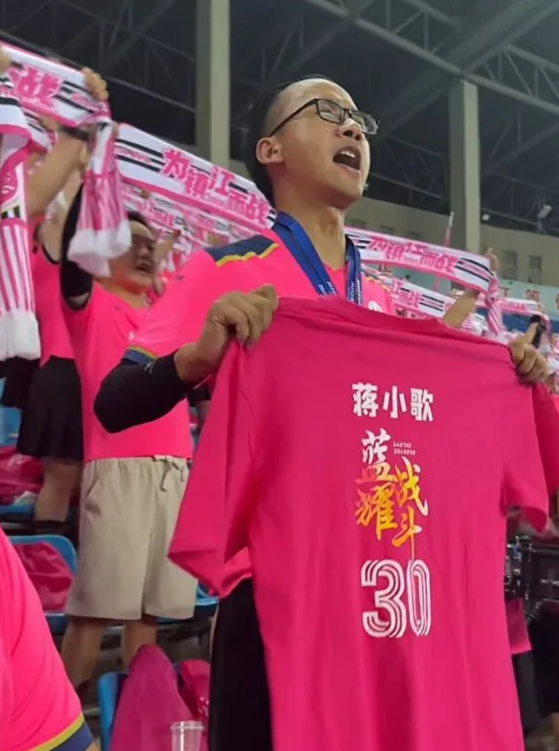 当足球不只关乎胜负，苏超这一年，有输赢更有温情