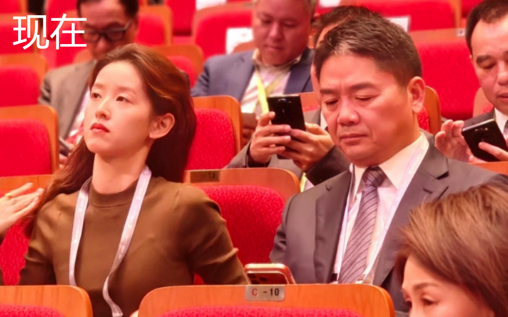 刘强东朋友圈回应同框照，自嘲在章泽天面前失去自信引热议