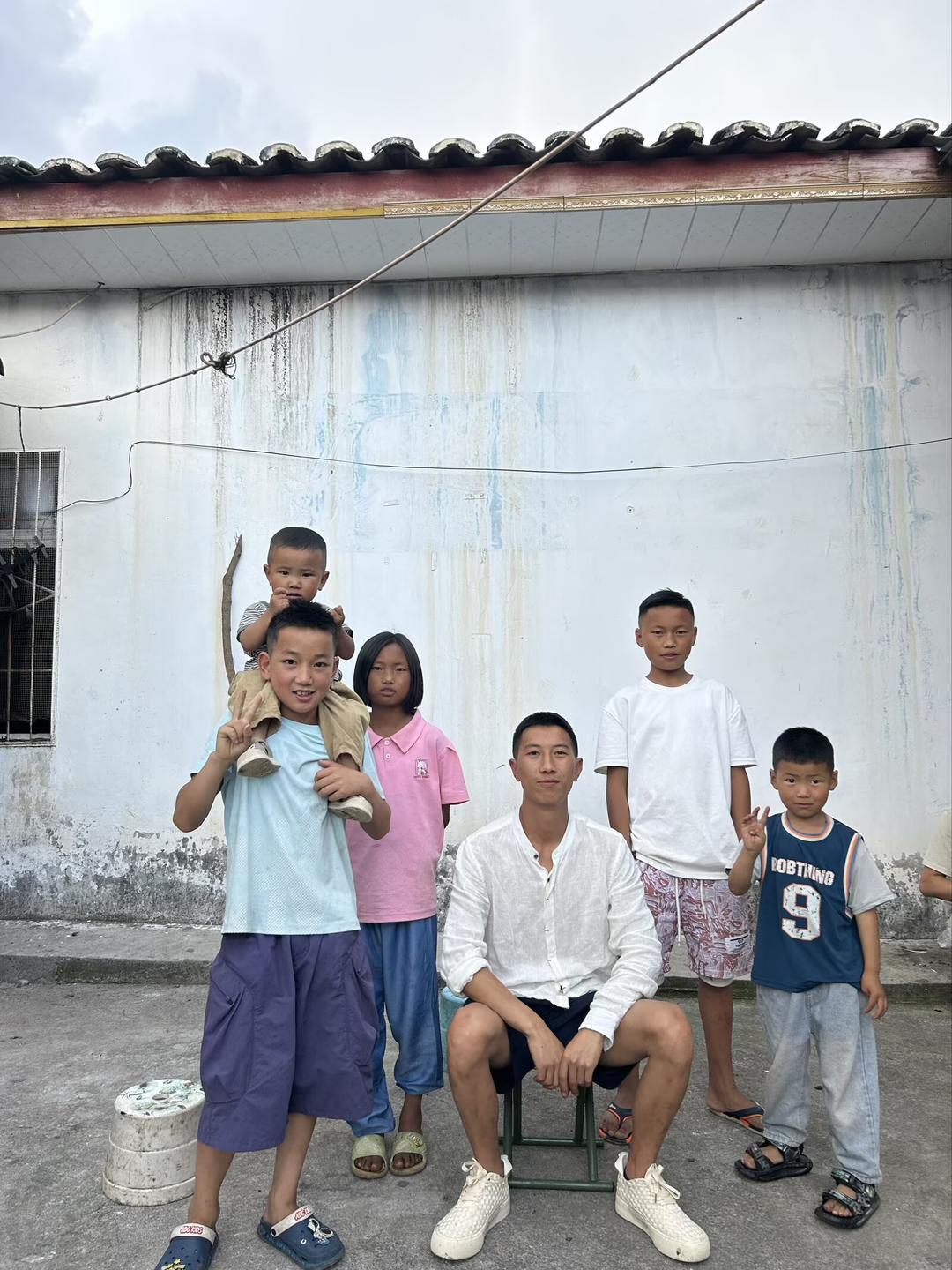 “舅舅照顾3个外甥近10年”引关注，舅舅回应：20岁开始照顾，那时刚中专毕业