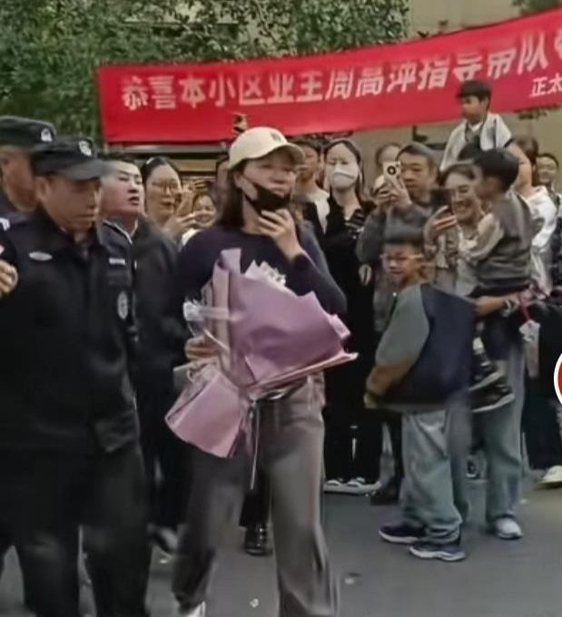 39岁女足传奇率泰州爆冷夺苏超冠军 归家受邻里热烈欢迎