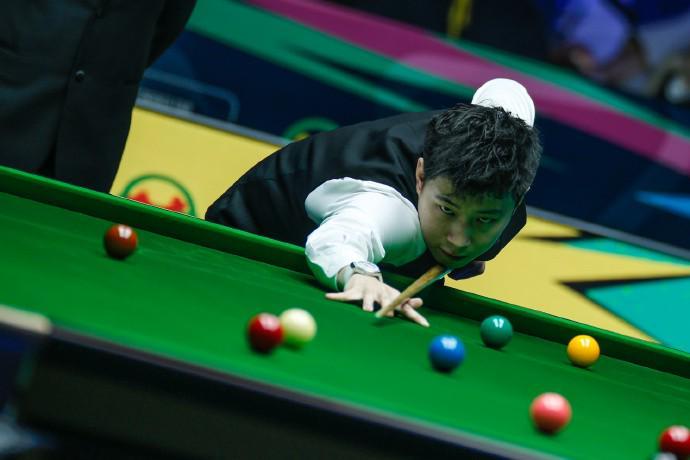 斯诺克国锦赛南京激战：赵心童肖国栋晋级，奥沙利文绝杀逆转