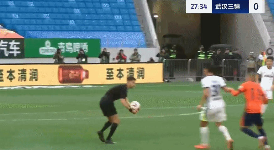 保级战尴尬一幕！外籍主裁化解海牛进攻，韦林顿不满，球迷爆笑