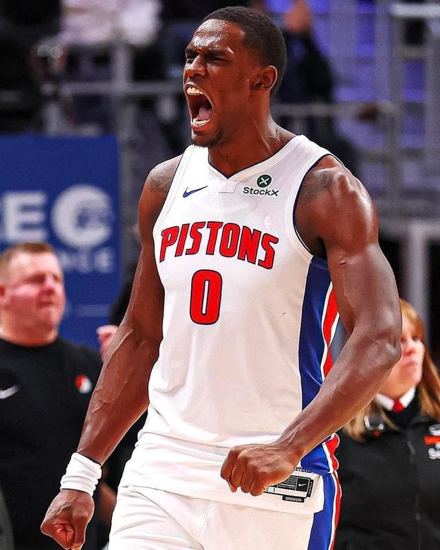 杰伦-杜伦狂轰33分10板创生涯新高，活塞力克独行侠