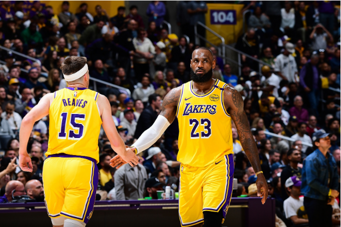 湖人VS热火伤病报告：詹姆斯等多人缺阵，艾顿或出战鲍威尔存疑