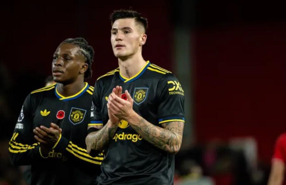 内维尔评谢什科：表现笨拙错失良机，未来潜力待观察