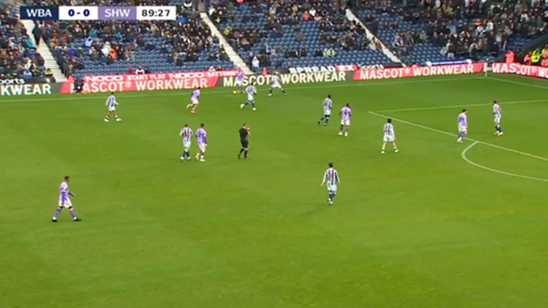 英冠联赛西布朗vs谢周三：球衣配色雷同致球员难辨引吐槽