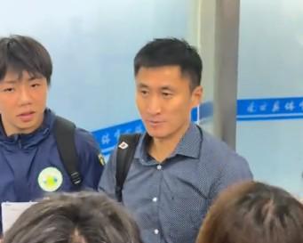 苏超决赛执法引关注，马宁赛后遭球迷热情索签名