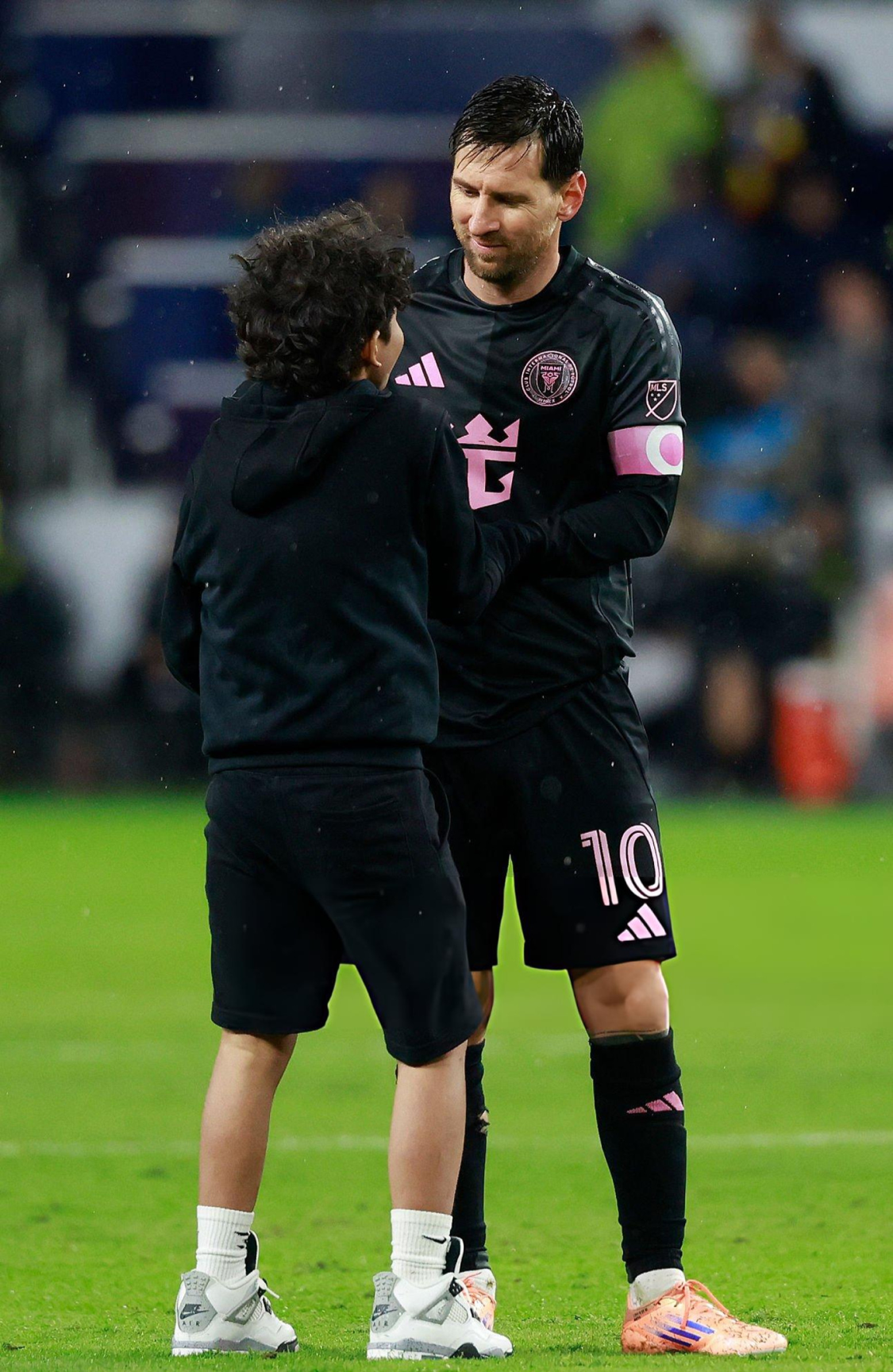 梅西虽败犹荣：赛场失利后仍暖心满足球迷合影请求