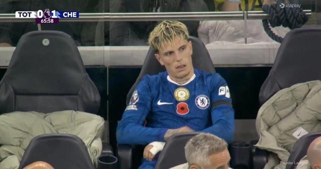 加纳乔被换下替补席生闷气，切尔西球迷态度两极分化