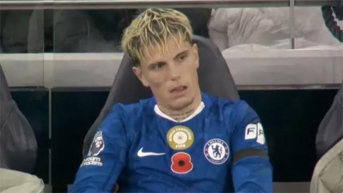 加纳乔被换下场显不满引争议，切尔西球迷热议职业态度