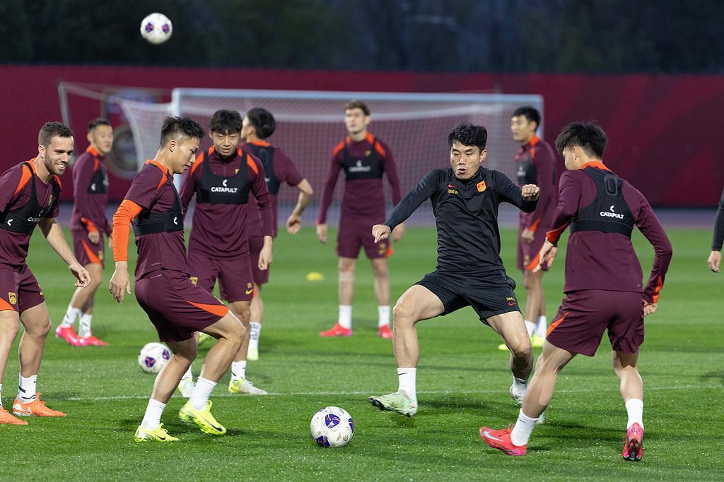 国足选帅生变局：45岁本土教练邵佳一成热门，记者质疑选帅程序