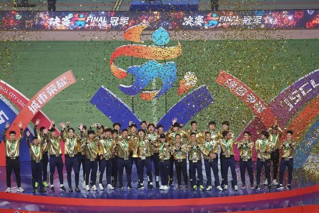 泰州队勇夺苏超冠军！书记亲临更衣室祝贺，文旅福利引爆全球关注