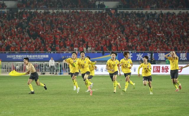 央视顶级设备直播苏超决赛，泰州黑马夺冠为何引爆全网热议？
