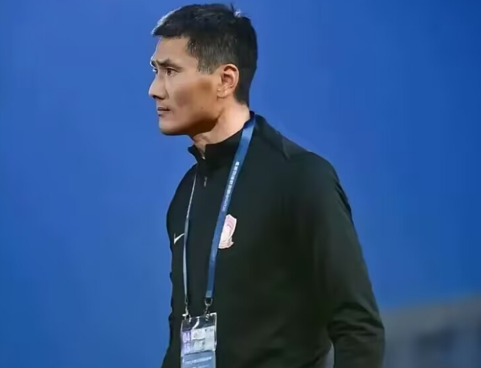 国足新主帅热门人选：邵佳一展现本土教练实力，胜于根伟一筹