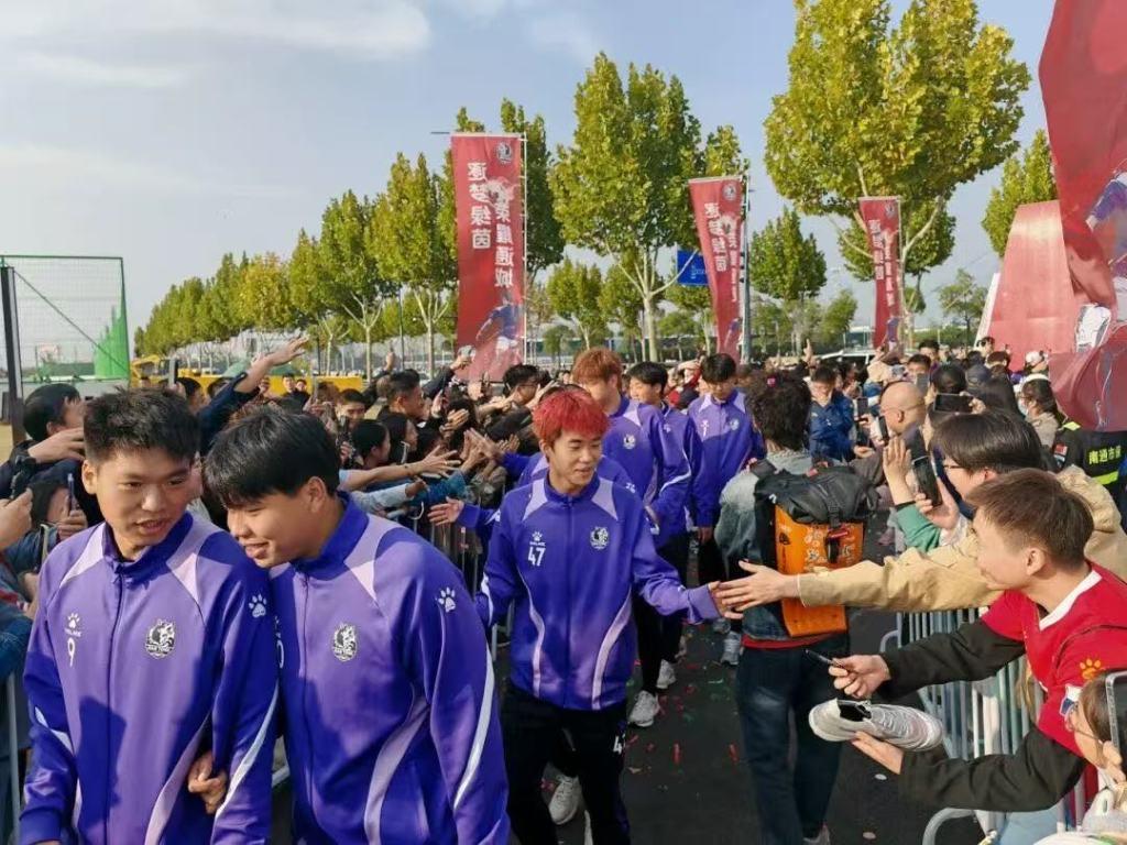 虽败犹荣！南通党政主官与球迷共迎‘苏超’球队凯旋