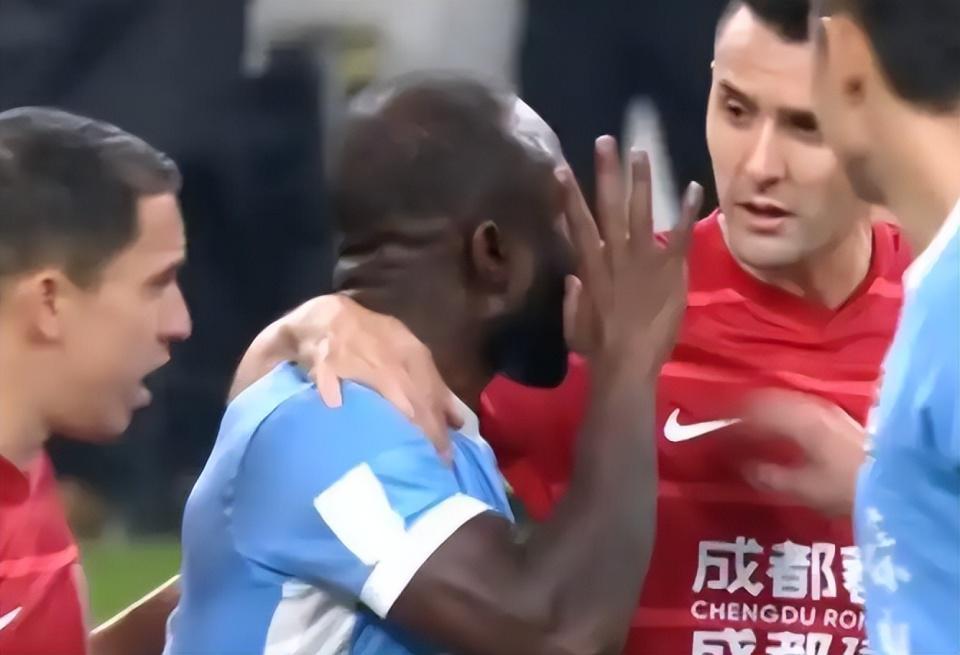 成都蓉城球迷种族歧视引韩媒批评：球迷文化落后遭诟病