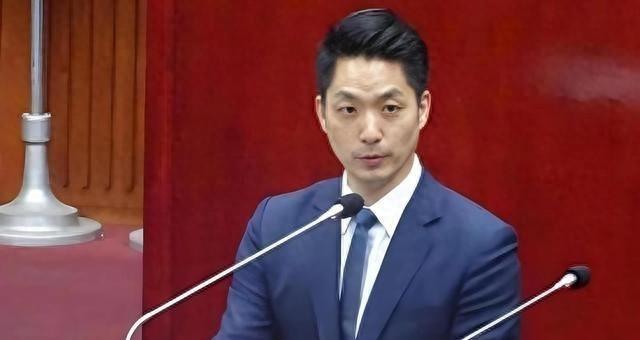 蒋万安政治手腕解析：从握手到对坐的微妙博弈