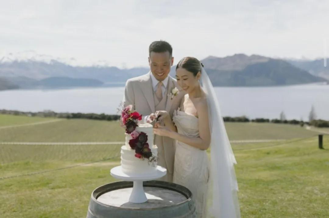 胡定欣与胡杏儿聚会破怀孕传闻，宽松着装引热议