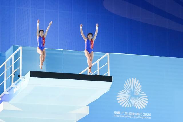 全红婵复出首战告捷摘金，现场粉丝狂欢“娃娃雨”，队友盛赞！