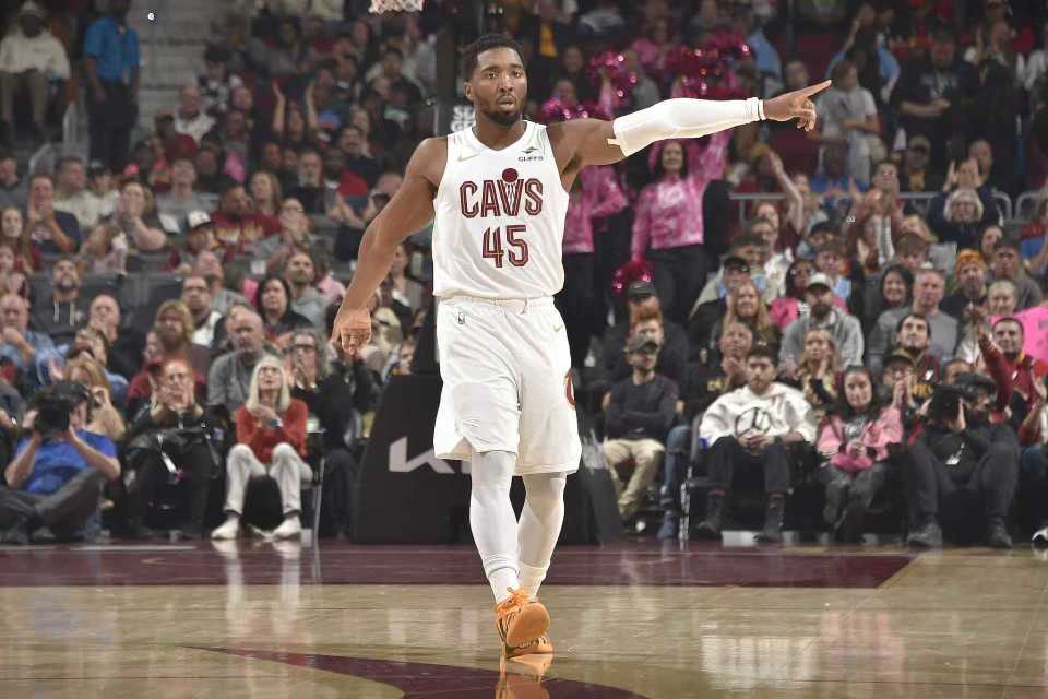 米切尔复出狂轰37分8三分，骑士险胜老鹰终结连败