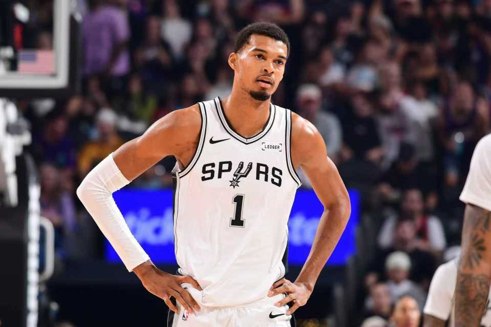 马刺首败惨遭太阳碾压：最多落后31分，文班亚马低迷榜眼伤退