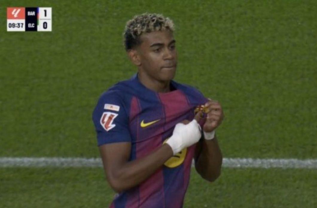 分手后爆发！18岁亚马尔放弃加冕动作，咬队徽示爱巴萨9场造9球