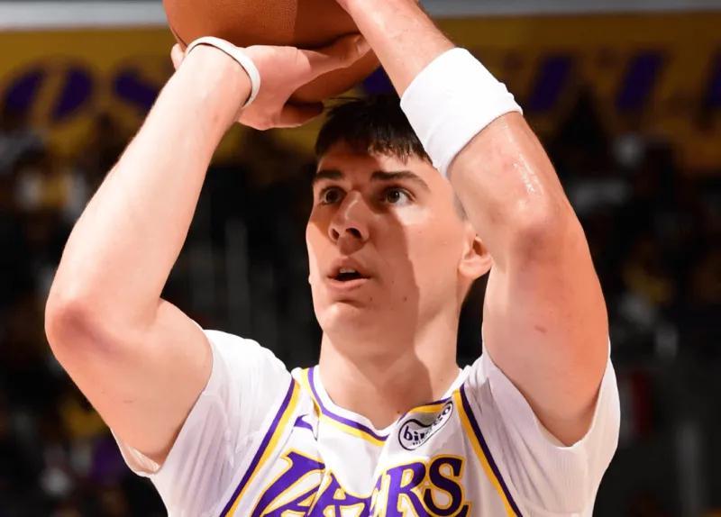 湖人三配角爆发成奇兵！海斯内线制霸，布朗尼防守惊艳，拉拉维亚全能表现