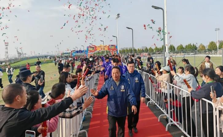 南通队苏超亚军归来，3000球迷热情迎接城市英雄