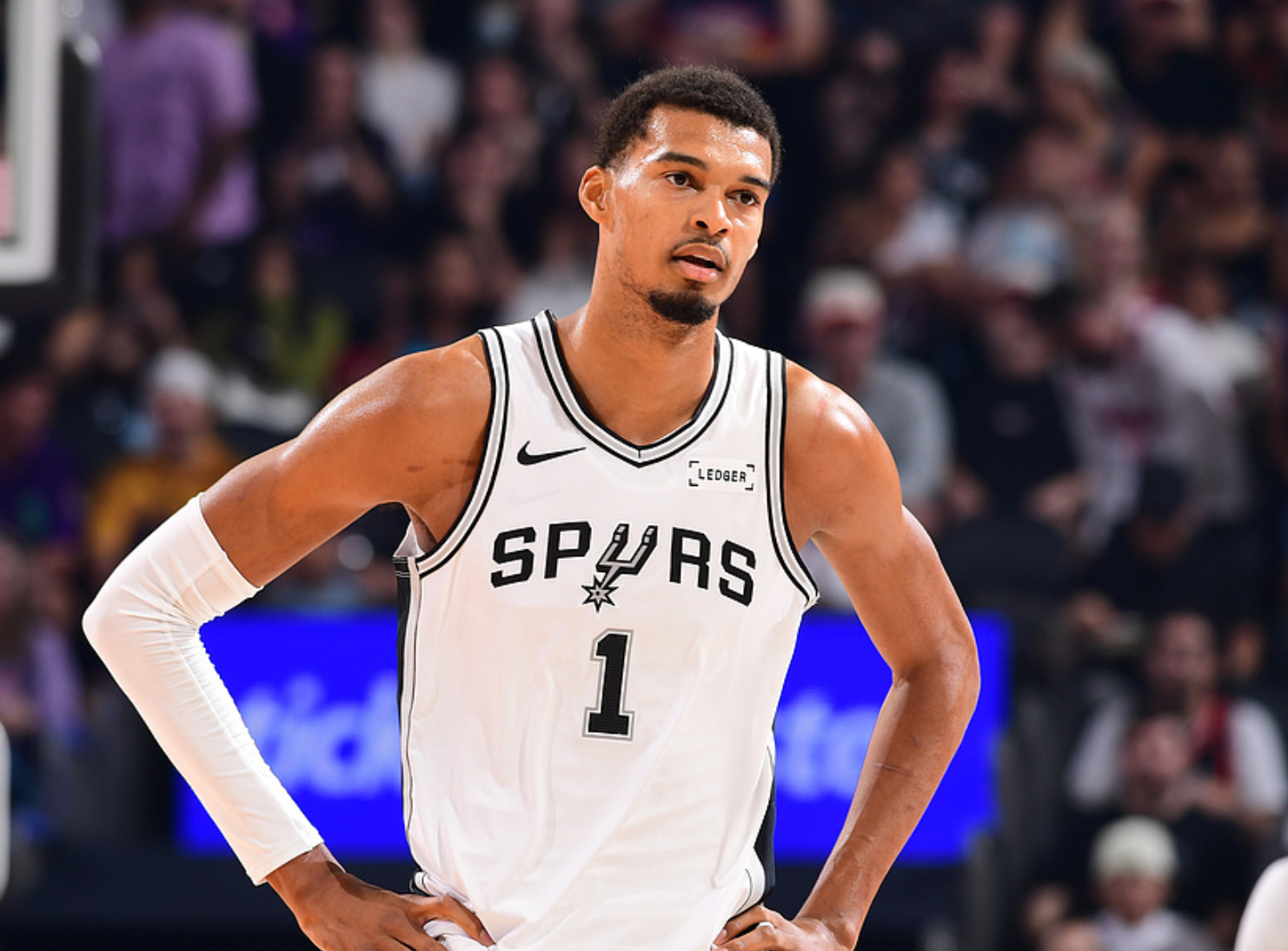 2025年NBA西部排名大洗牌：湖人升第三，马刺爆冷，雷霆全胜领跑